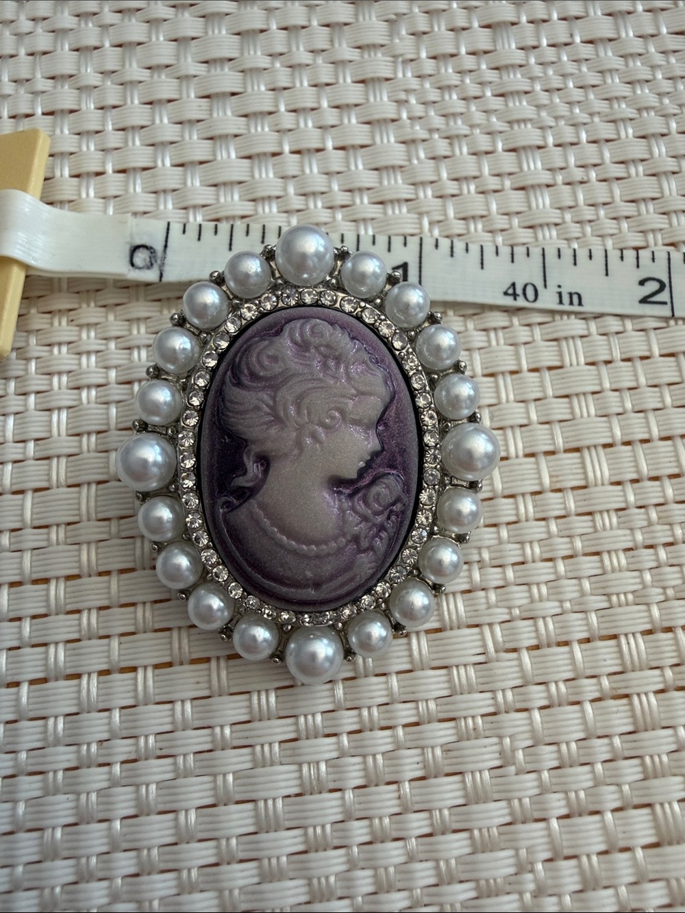 Purple Cameo Pearl & Crystal Brooch - Elegant Women's Jewelry - Picture 3 of 4